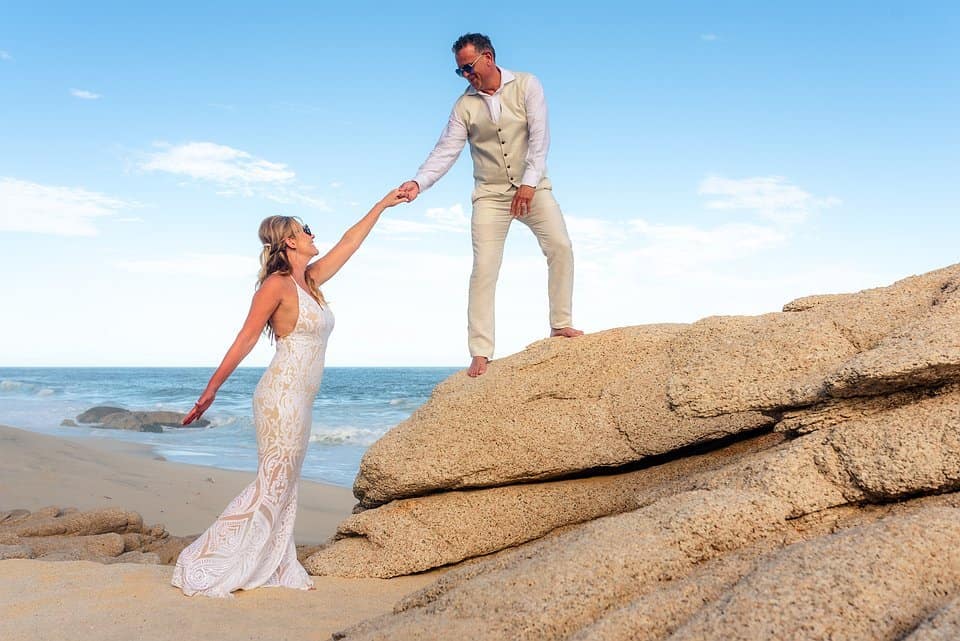 The Do’s and Dont’s of Wearing Linen Suits at Beach Weddings